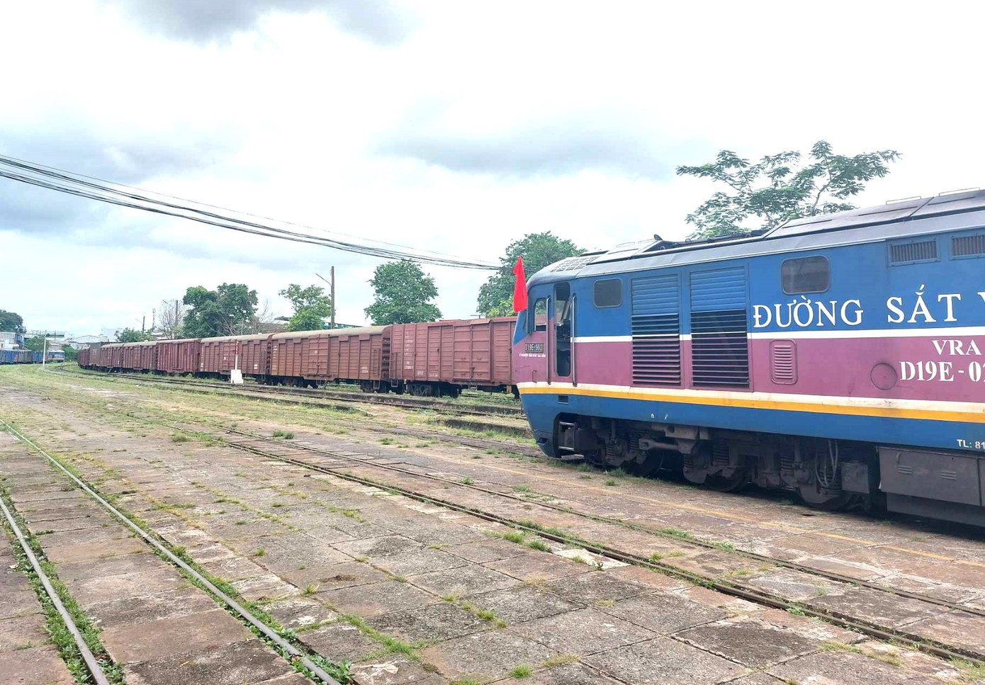 Trong hai ga đầu mối nói trên, ga Dĩ An là ga hành khách và ga Sóng Thần là ga hàng hóa. Ga Sóng Thần là ga hàng hóa đầu mối lớn nhất phía Nam và cả nước, có chức năng khai thác liên vận quốc tế.