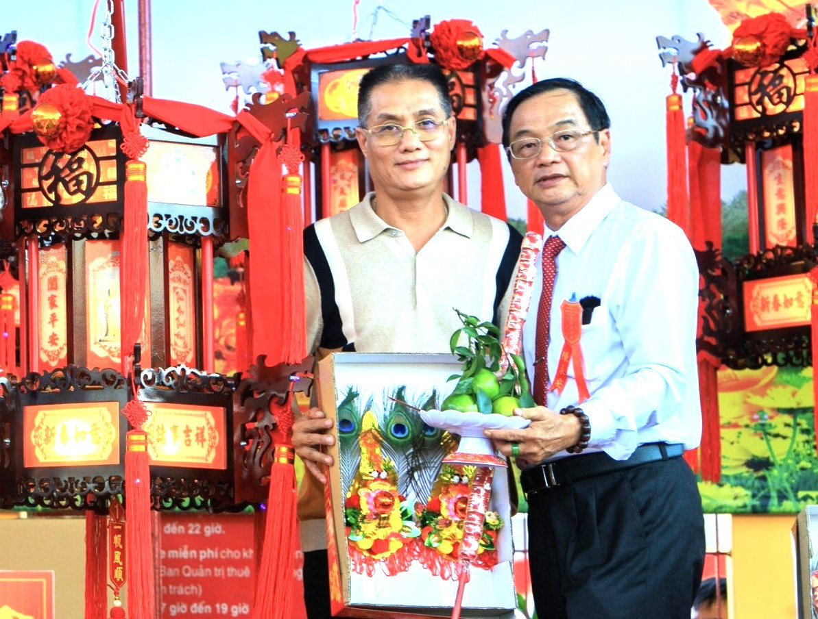 Đấu giá thánh đăng tại miếu Bà ở Bình Dương. Đấu giá thánh đăng tại miếu Bà ở Bình Dương.