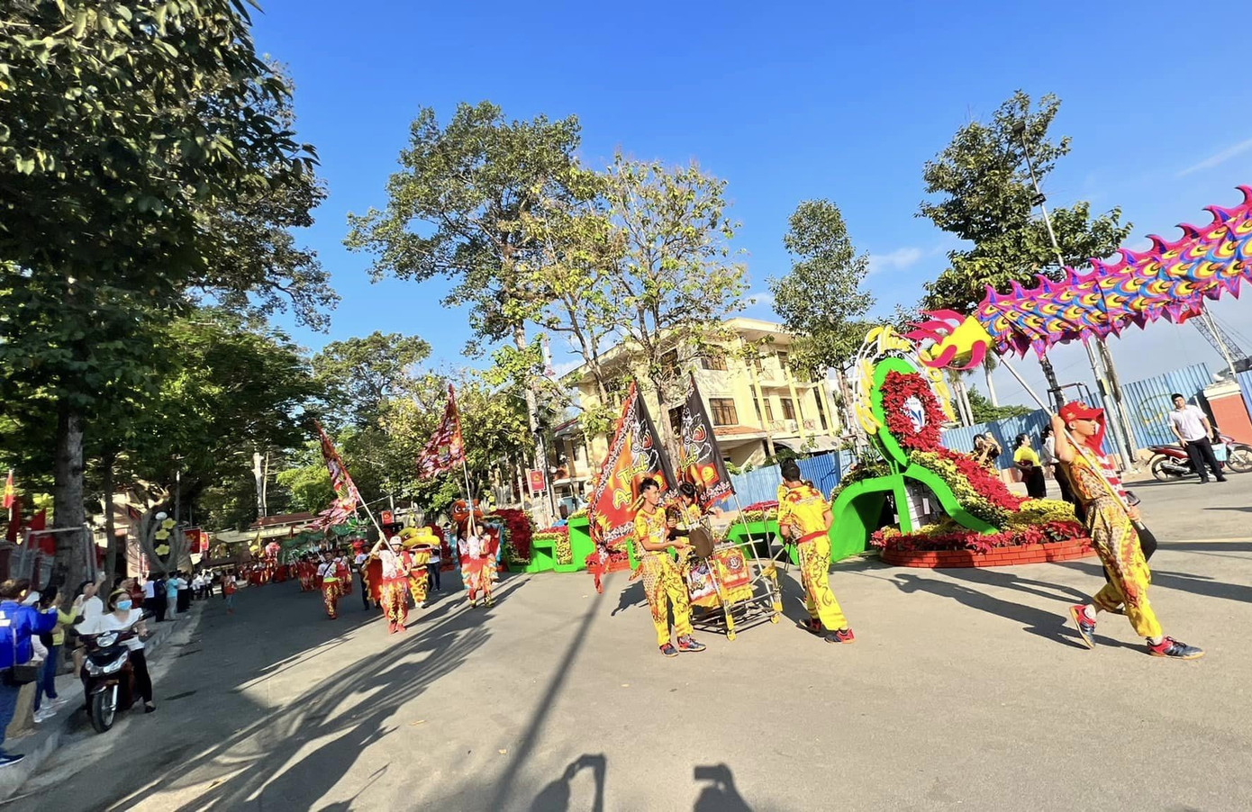 Đoàn lân sư rồng rước linh vật rồng vàng đến Hội trại tòng quân. Đoàn lân sư rồng rước linh vật rồng vàng đến Hội trại tòng quân.