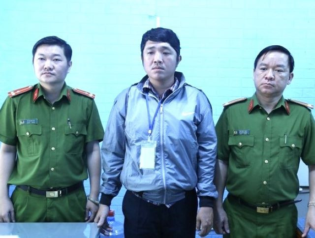 Trương Đình Đạt (giữa) bị khởi tố, bắt giam Ảnh: Công an Bình Dương