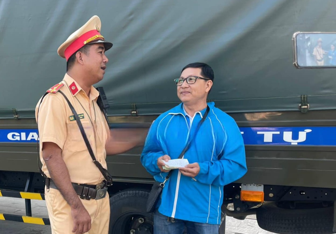 CSGT Công an thành phố Thủ Dầu Một trả lại tiền người đàn ông đánh rơi.