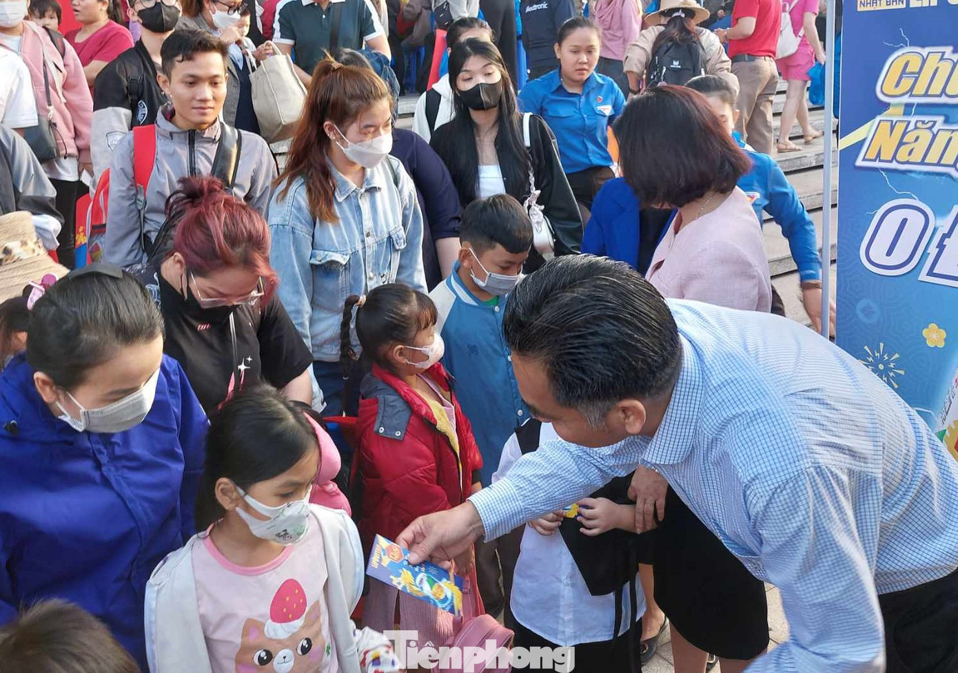 Ông Nguyễn Lộc Hà - Phó Chủ tịch UBND tỉnh Bình Dương lì xì cho con của công nhân về quê ăn Tết.