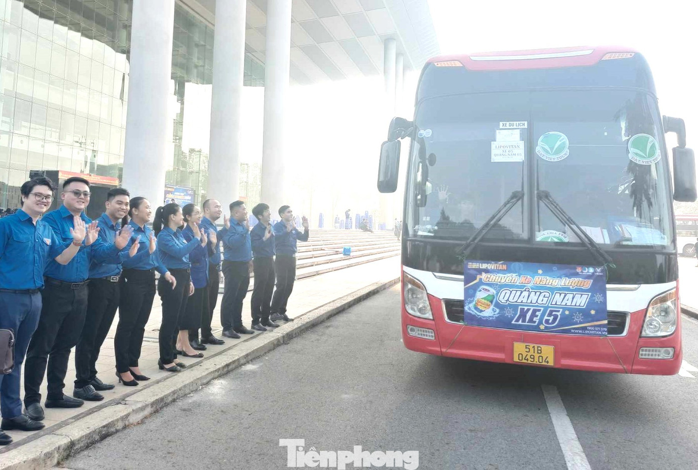 Lãnh đạo Tỉnh Đoàn Bình Dương tiễn thanh niên công nhân và sinh viên về quê ăn Tết.
