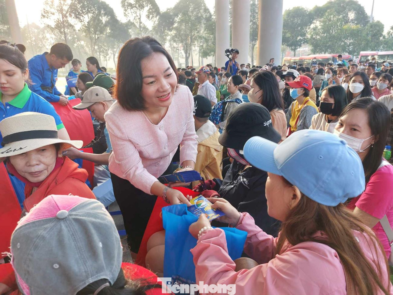 Bà Trương Thị Bích Hạnh - Trưởng Ban Tuyên giáo Tỉnh ủy Bình Dương tặng quà và lì xì cho công nhân.