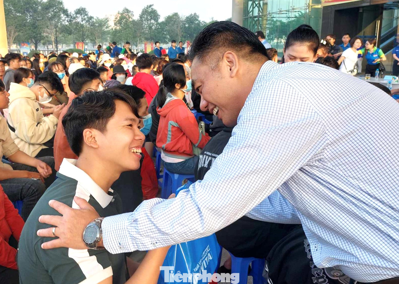 Phó Chủ tịch UBND tỉnh Bình Dương Nguyễn Lộc Hà tặng quà, chúc Tết thanh niên công nhân trước khi về quê.