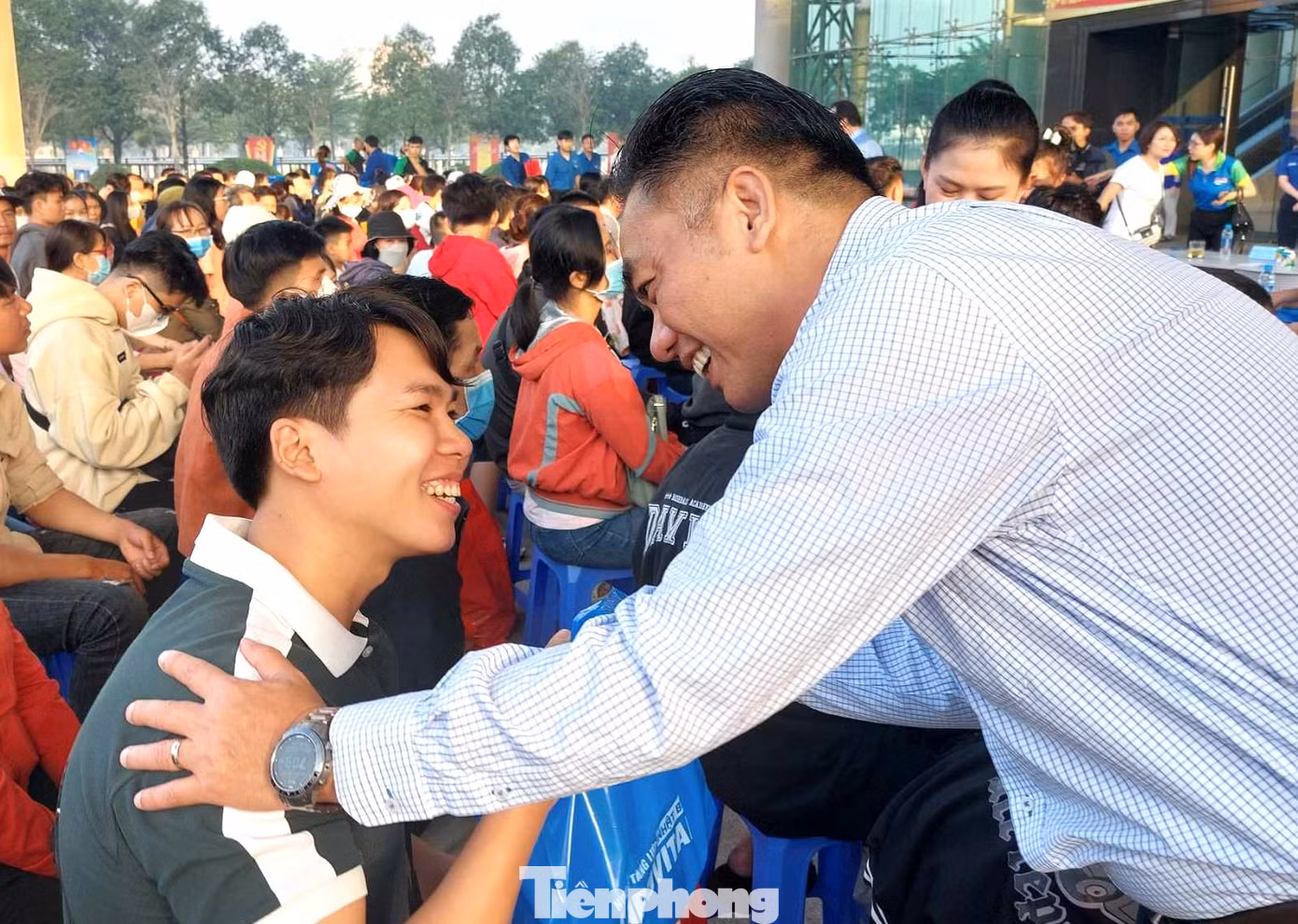 Phó Chủ tịch UBND tỉnh Bình Dương Nguyễn Lộc Hà tặng quà, chúc Tết thanh niên công nhân trước khi về quê.