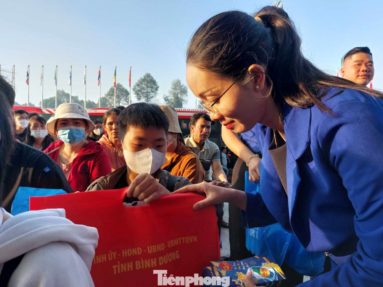 Chị Nguyễn Thanh Thảo - Phó Bí thư Tỉnh Đoàn, Chủ tịch Hội LHTN Việt Nam tỉnh Bình Dương tặng quà cho thanh niên công nhân.
