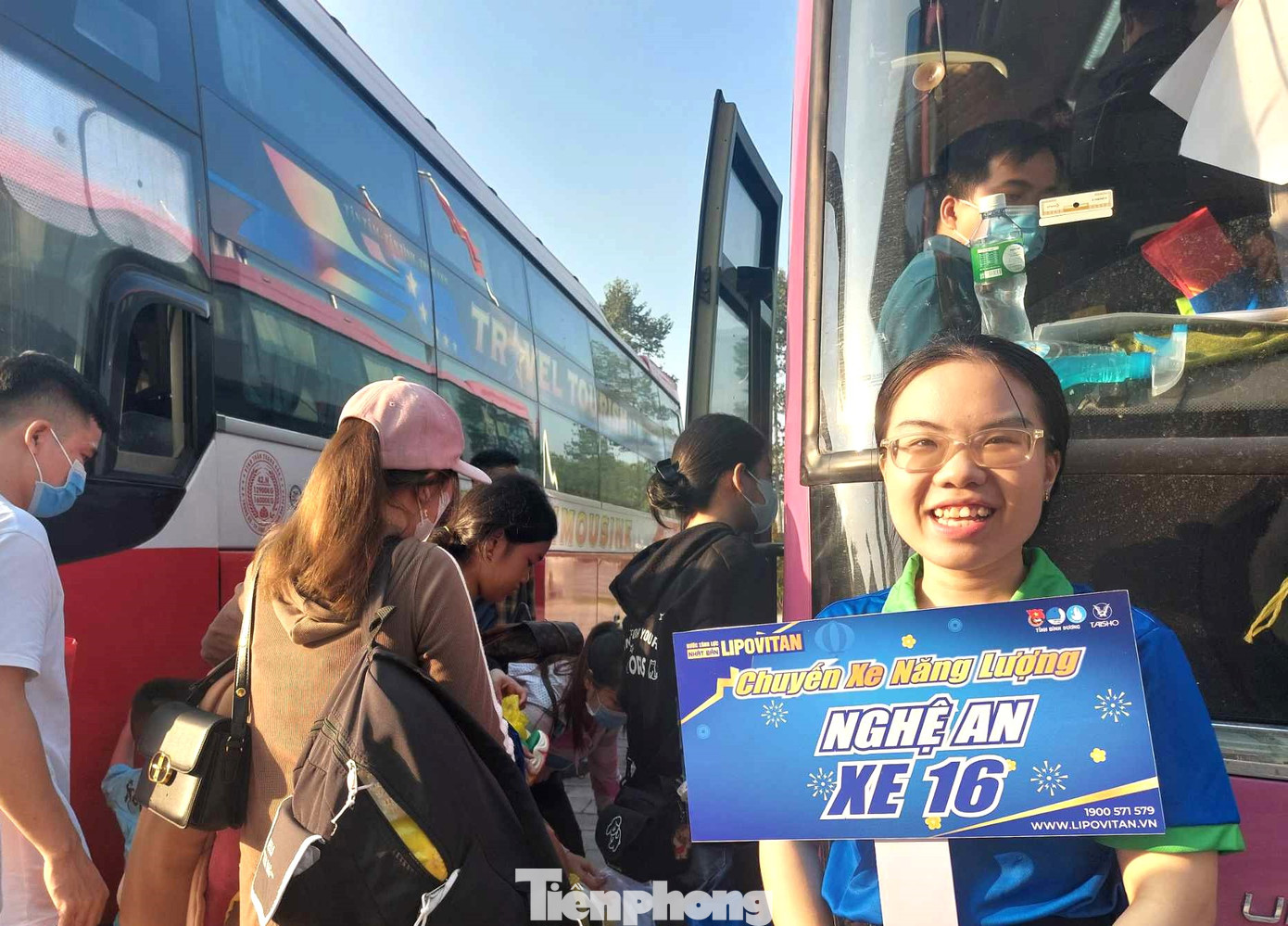 Công nhân lên xe về quê ăn Tết.