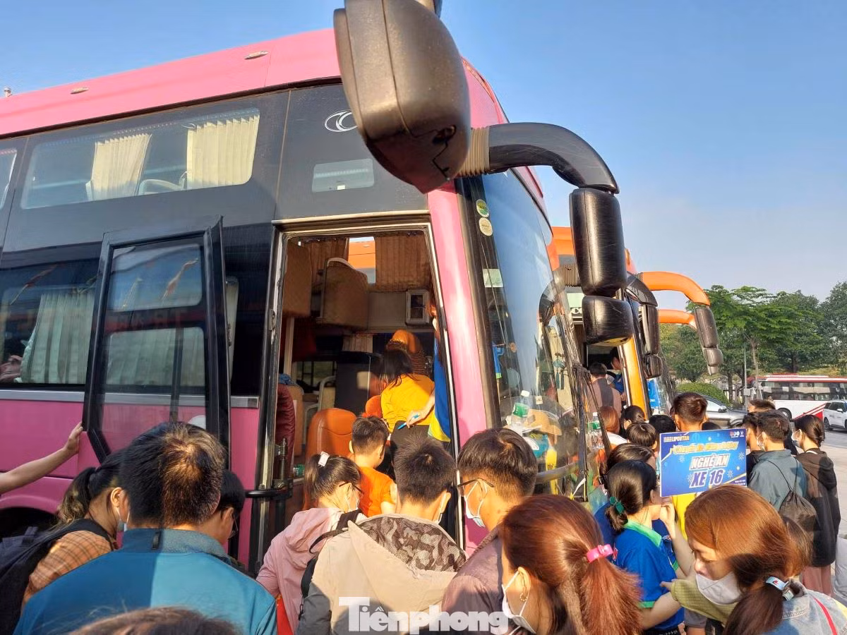 Chị Trần Thị Diễm Trinh - Bí thư Tỉnh Đoàn Bình Dương cho biết, chuyến xe năng lượng 0 đồng”, là sự tri ân thanh niên công nhân với những đóng góp cho sự phát triển của địa phương. “Bằng tất cả những gì có thể, các ban, ngành, đoàn thể của tỉnh đã nỗ lực để hỗ trợ công nhân, sinh viên có hoàn cảnh khó khăn, trên tinh thần không để ai bị bỏ lại phía sau. Chúc mọi người về quê đón Tết an lành và trở lại với công việc đầy năng lượng” – chị Trinh nói.