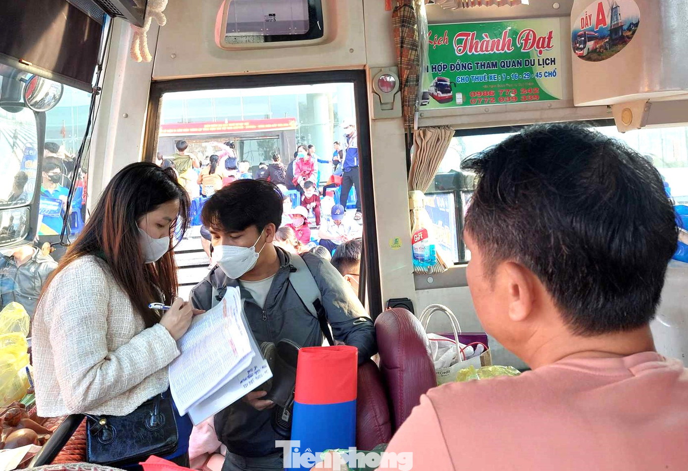 Thanh niên công nhân lên xe về quê ăn Tết.