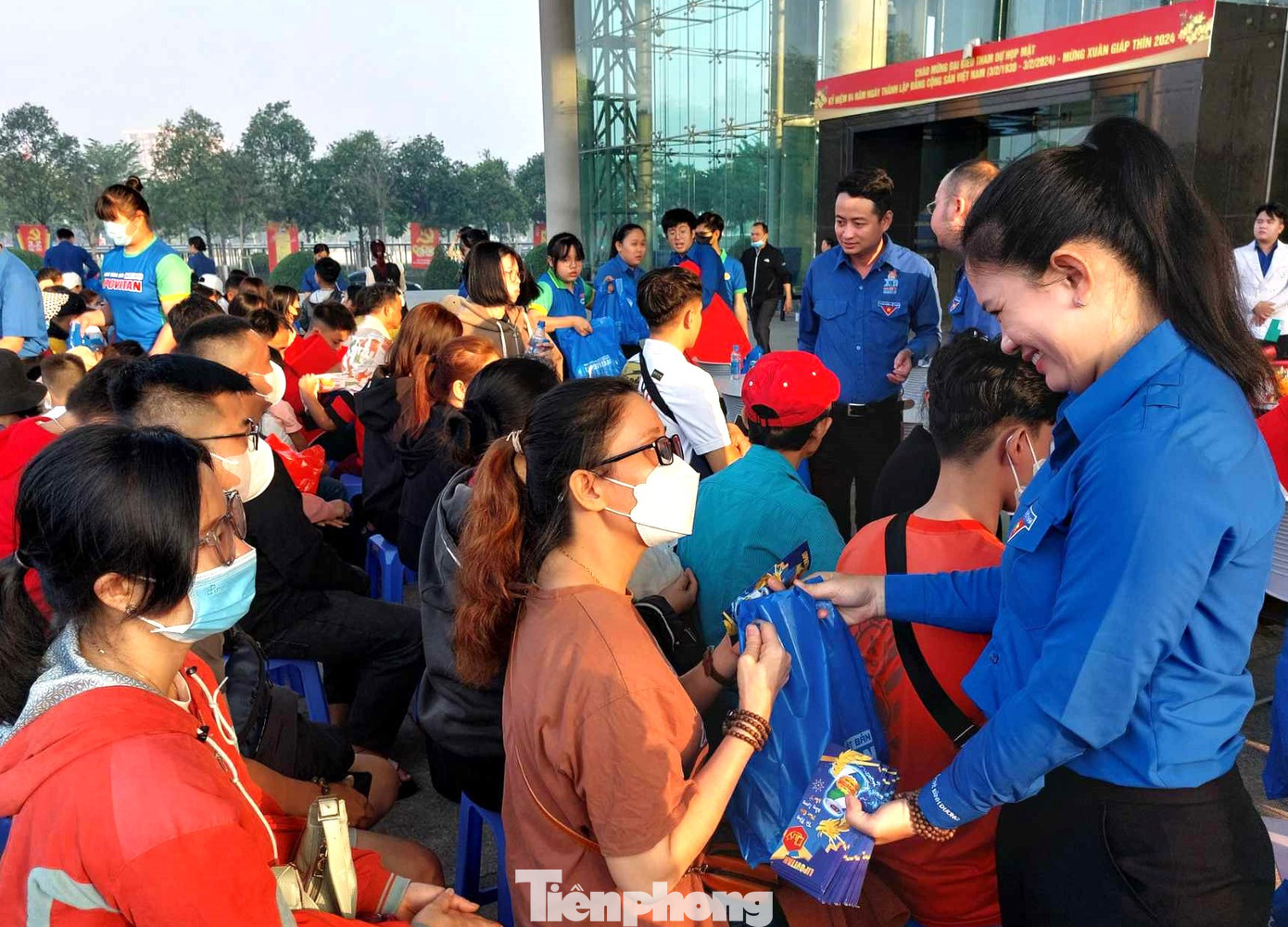 Bí thư Tỉnh Đoàn Bình Dương Trần Thị Diễm Trinh tặng quà cho thanh niên công nhân trước khi về quê đón Tết.