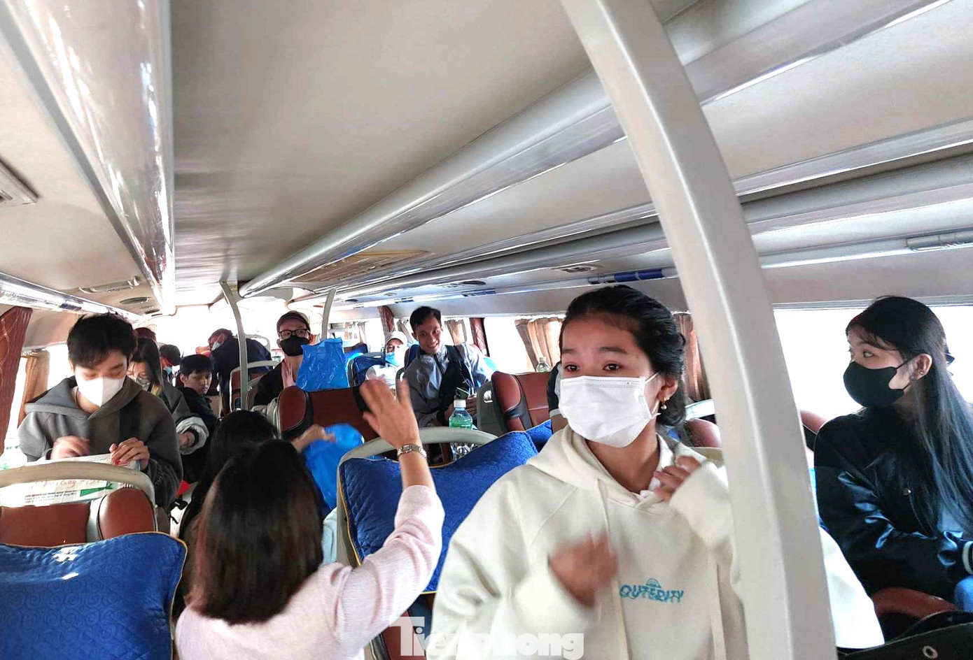 “Sắp được về ăn Tết với gia đình rồi, chị vui quá. Chị nghe thông báo phải có mặt tại điểm tập trung 6h sáng nhưng từ 5h chị với con đã đến đây ngồi chờ rồi. Đêm qua hồi hộp, cứ sợ ngủ quên nên ngủ không được ngon giấc. Đến nơi chị thấy xe giường nằm thì vui lắm, đi đường dài sẽ được ngủ ngon hơn” – chị Mai (quê Nghệ An), công nhân làm việc tại Bình Dương chia sẻ.