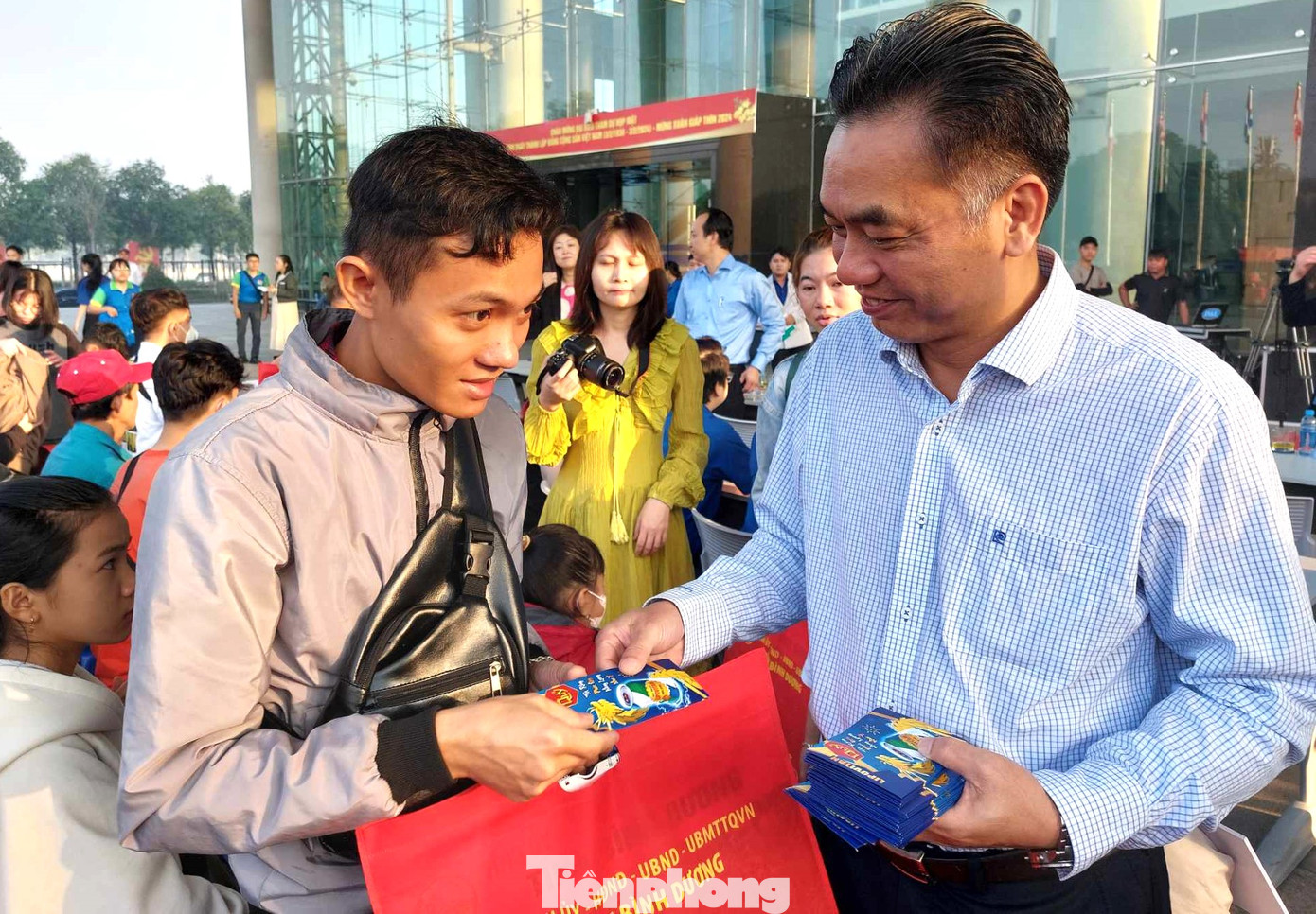 Anh Tuấn (quê Quảng Nam) cho biết, anh đến Bình Dương làm công nhân trong nhà máy gần 8 năm và hầu như năm nào cũng được tặng vé tàu, xe về quê. “Ở Bình Dương ai có hoàn cảnh khó khăn, muốn về quê đều được tạo điều kiện. Công nhân các tỉnh miền Bắc đi tàu về, còn ở miền Trung về bằng xe, tất cả đều được tặng vé miễn phí hai chiều. Hai vợ chồng làm công ty khác nhau nhưng cũng được tạo điều kiện về chung xe nên rất tiện” – anh Tuấn cho biết.