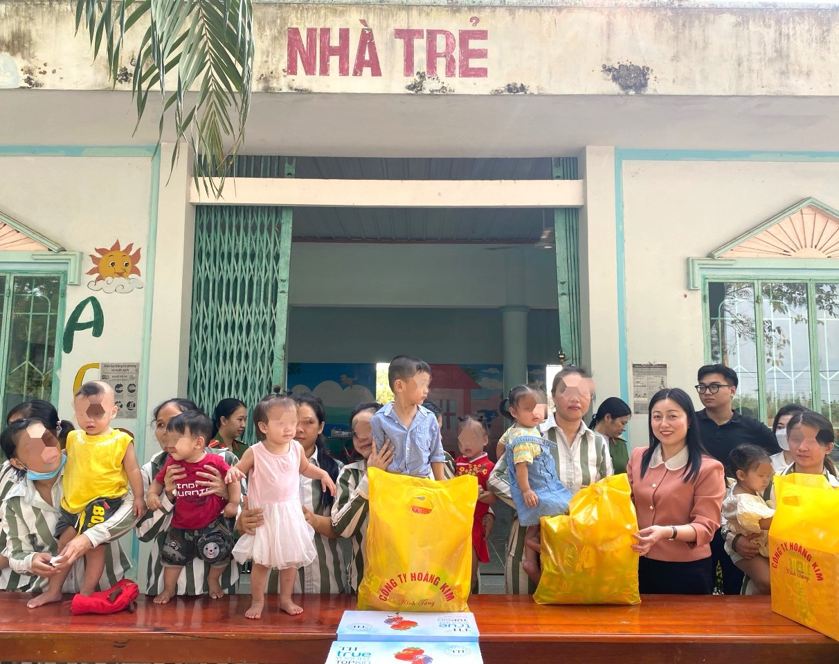 Chủ tịch Hội LHPN tỉnh Bình Dương Trương Thanh Nga (thứ ba từ phải sang) tặng quà cho trẻ em là con của các nữ phạm nhân đang chấp hành án tại trại giam An Phước. Chủ tịch Hội LHPN tỉnh Bình Dương Trương Thanh Nga (thứ ba từ phải sang) tặng quà cho trẻ em là con của các nữ phạm nhân đang chấp hành án tại trại giam An Phước.