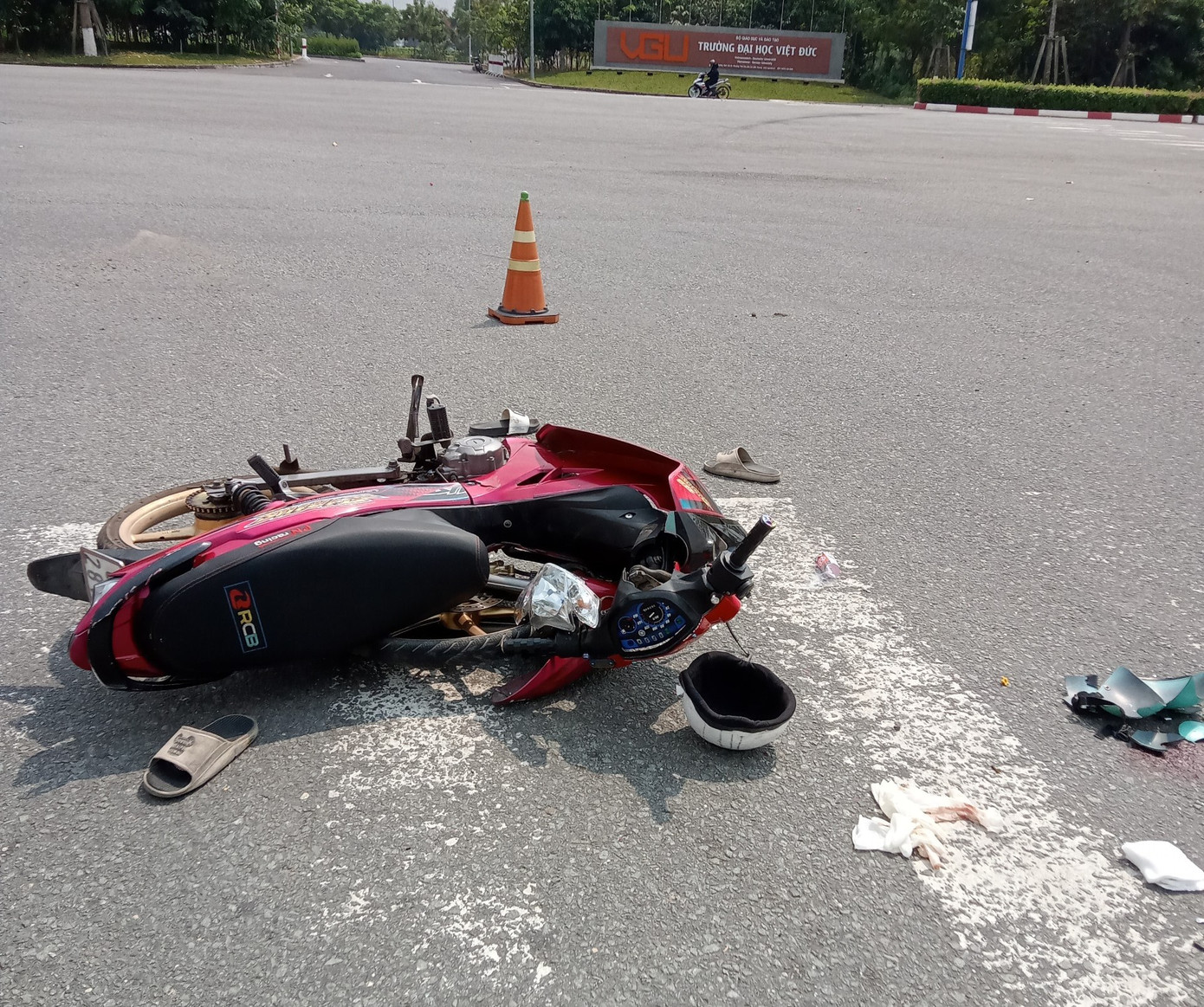 Chiếc xe máy tại hiện trường. Chiếc xe máy tại hiện trường.