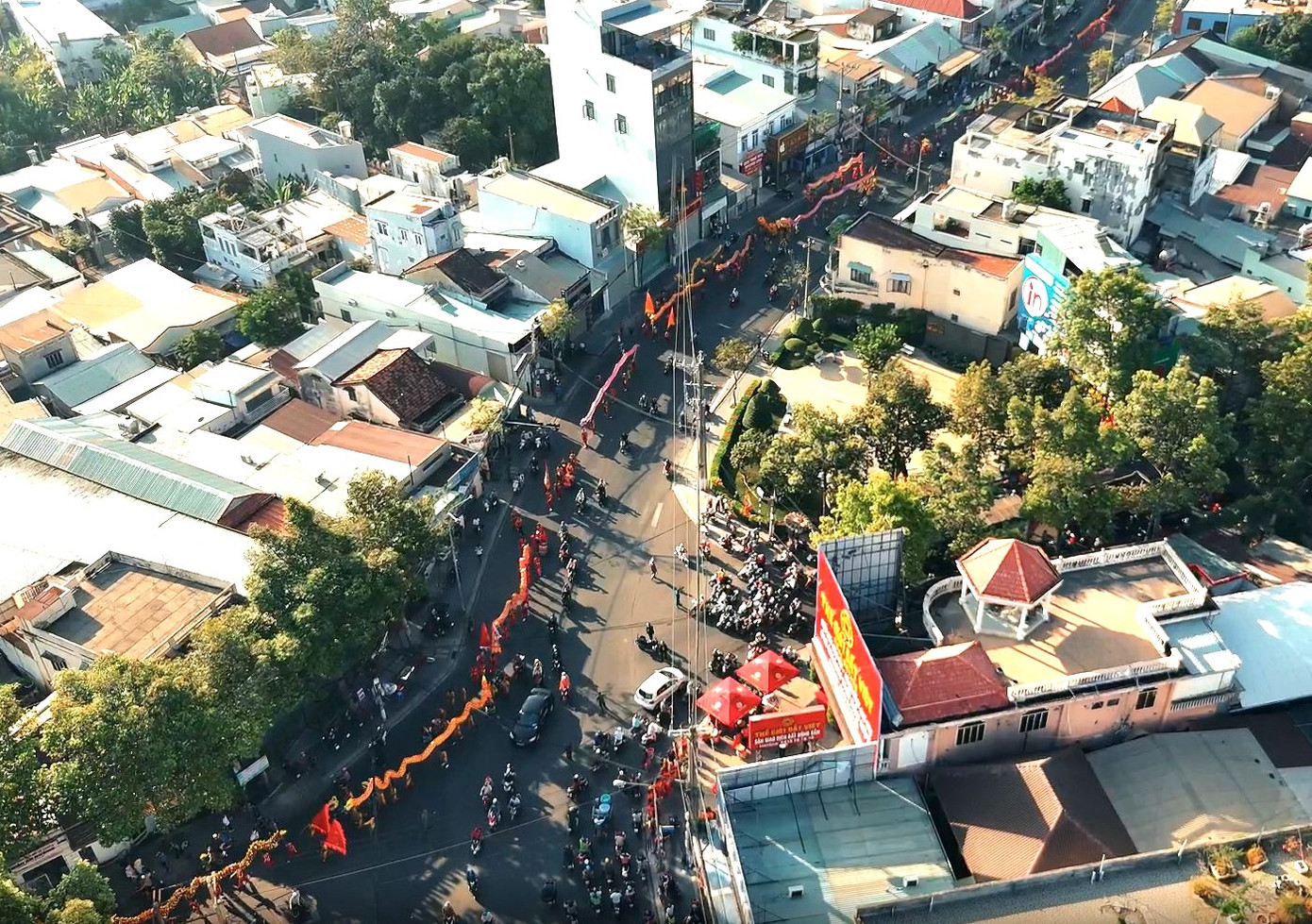 Cán bộ công chức, viên chức, người lao động và nhân dân thành phố Thủ Dầu Một cùng với hơn 40 đoàn lân, sư, rồng tổ chức đưa linh vật rồng Thủ Dầu Một vào Trung tâm Văn hóa Thể thao phường Phú Mỹ. Cán bộ công chức, viên chức, người lao động và nhân dân thành phố Thủ Dầu Một cùng với hơn 40 đoàn lân, sư, rồng tổ chức đưa linh vật rồng Thủ Dầu Một vào Trung tâm Văn hóa Thể thao phường Phú Mỹ.