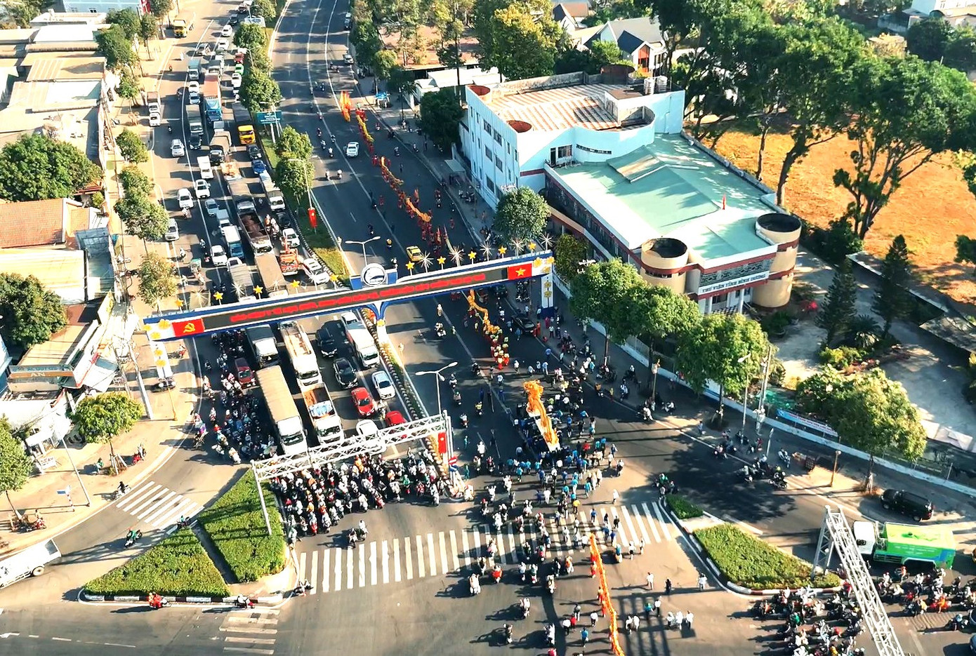 Mô hình rồng vàng đặt tại phố đi bộ Bạch Đằng được làm từ chất liệu chủ yếu là mút xốp nên rất nhẹ, chỉ nặng khoảng 40kg, có chiều cao 3,6m; dài 12m; rộng 3m. Rồng vàng đi đến đường Phạm Ngọc Thạch, tuyến đường dẫn tới Hội trại tòng quân. Mô hình rồng vàng đặt tại phố đi bộ Bạch Đằng được làm từ chất liệu chủ yếu là mút xốp nên rất nhẹ, chỉ nặng khoảng 40kg, có chiều cao 3,6m; dài 12m; rộng 3m. Rồng vàng đi đến đường Phạm Ngọc Thạch, tuyến đường dẫn tới Hội trại tòng quân.