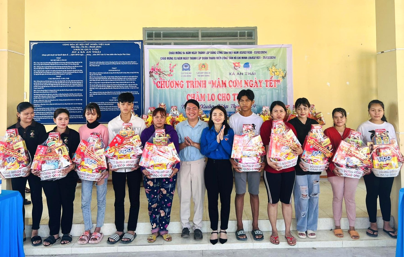 Tặng quà cho thanh niên công nhân và lao động trẻ tại tỉnh Bình Dương trong chương trình Mâm cơm ngày Tết.