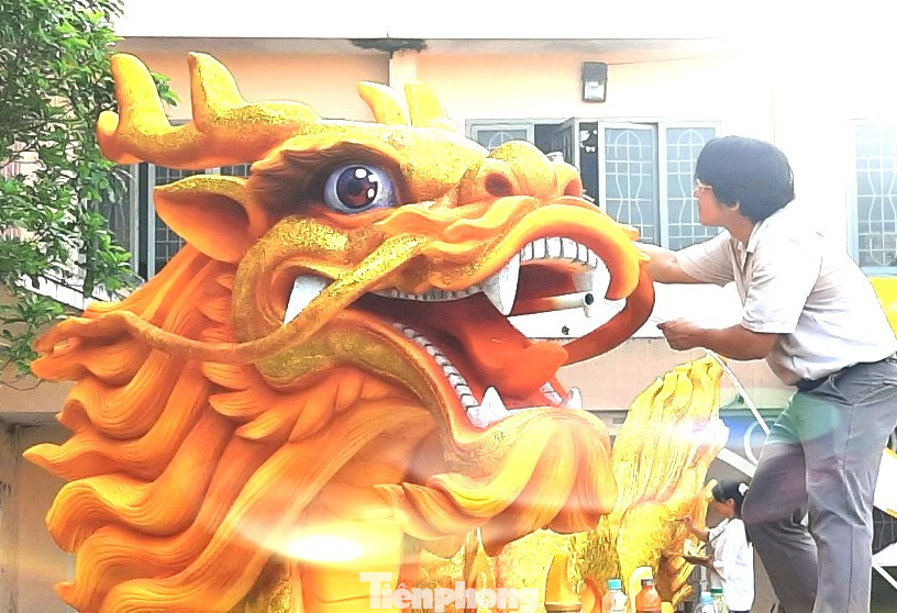 Thầy Lê Quang Lợi, Hiệu trưởng Trường Trung cấp Mỹ thuật - Văn hóa Bình Dương cho biết, có tới hơn 20 thầy, trò thực hiện linh vật trong khoảng thời gian hơn một tháng. Thầy Lợi cho biết, để thực hiện đôi mắt của rồng “có hồn”, nhìn như thật, được nghệ nhân nghiên cứu rất kỹ, trong đó có cả chuyên gia về giải phẫu.