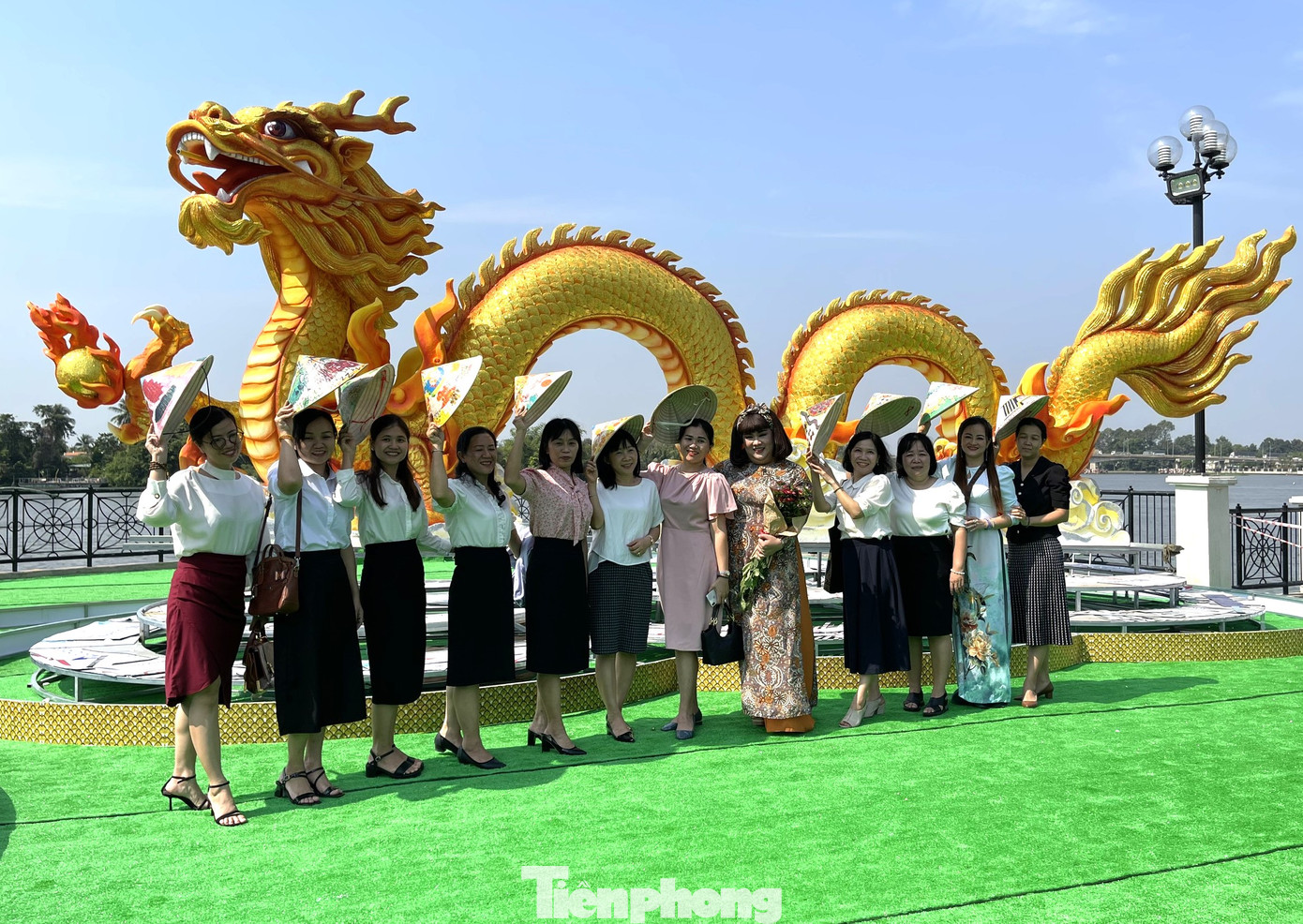 Rất nhiều người tới đây để check – in. Theo đánh giá của người dân địa phương và cả cư dân mạng, đều cho rằng rồng của tỉnh Bình Dương hấp dẫn hơn những nơi khác ở chỗ đôi mắt “có hồn”.