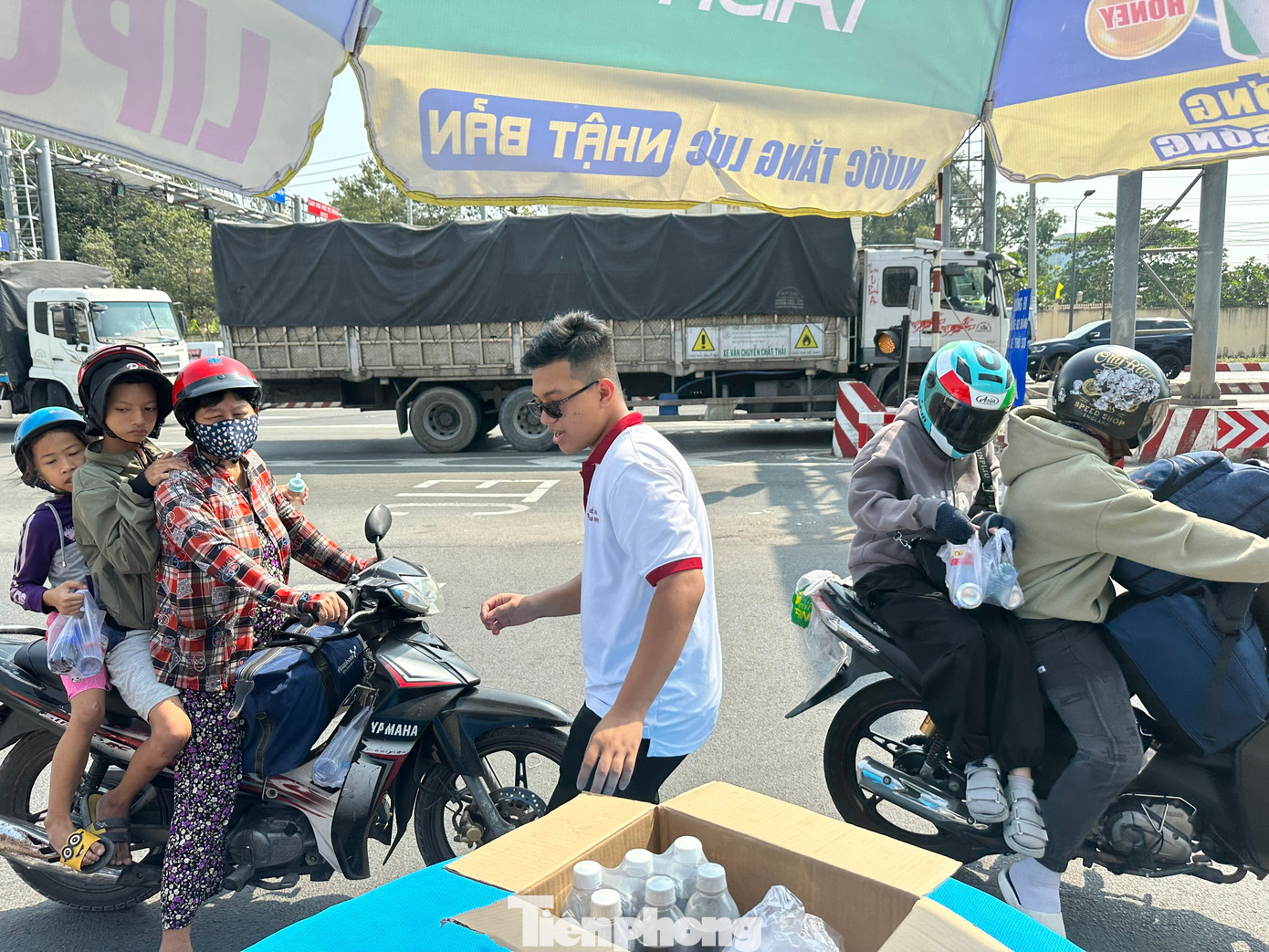 Công nhân lao động các tỉnh miền Tây về quê bằng xe máy trên đường Huỳnh Văn Cù qua cầu Phú Cường giáp ranh giữa Bình Dương và TPHCM.