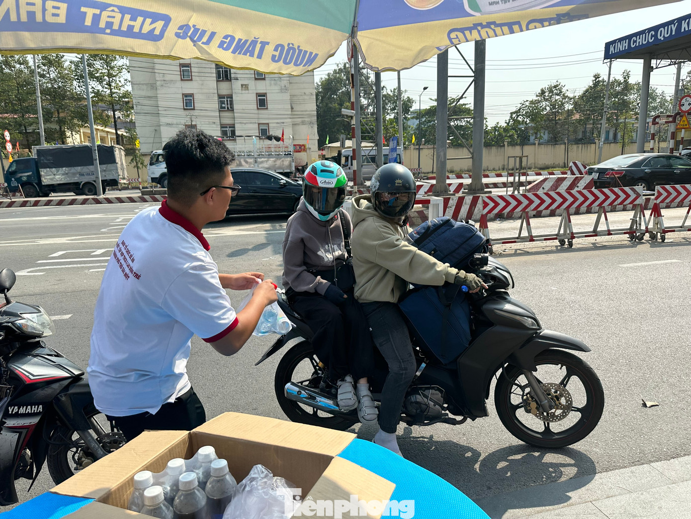 Đoàn viên thanh niên tiếp sức cho công nhân lao động về quê đón Tết.