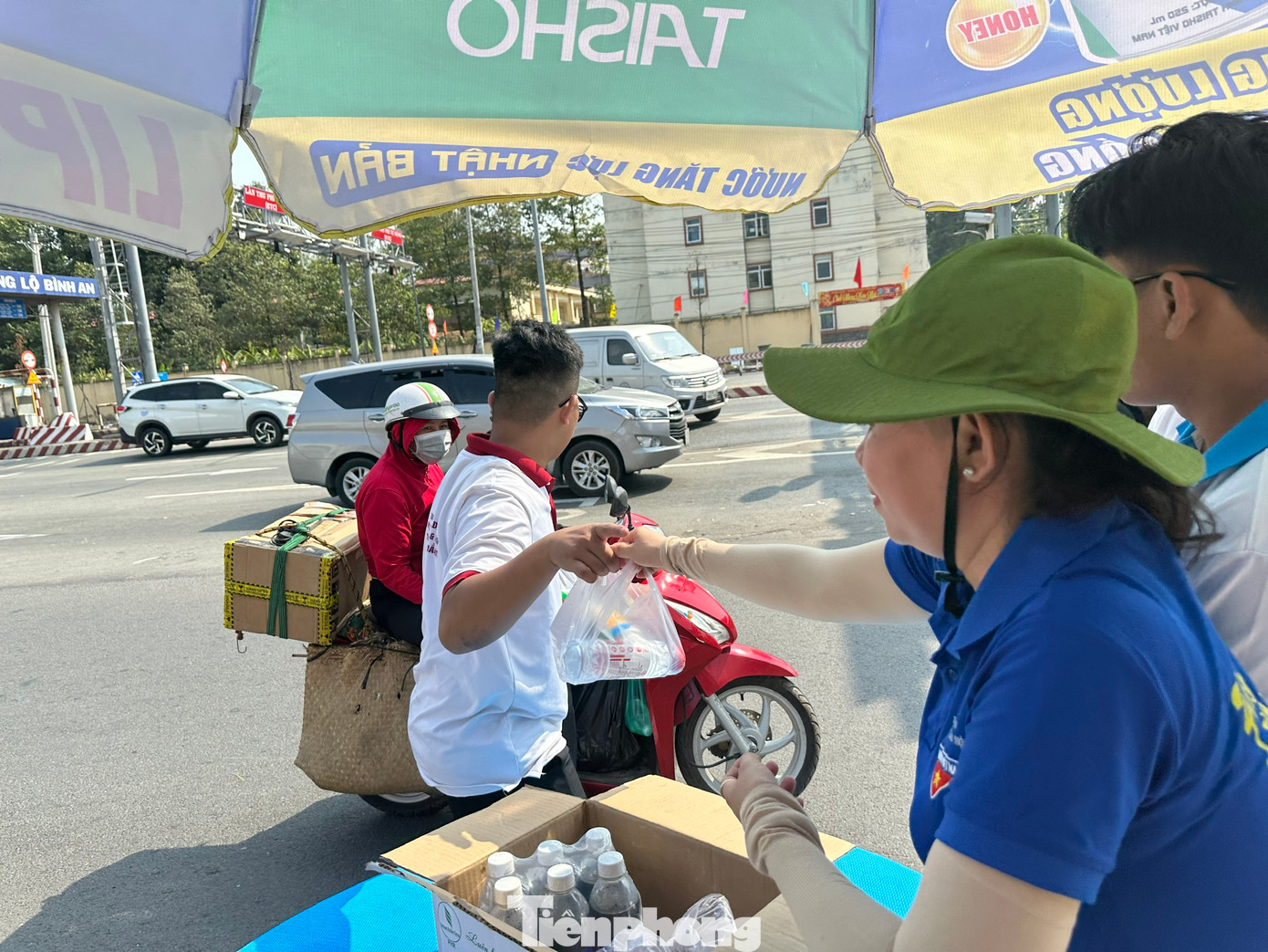 Đoàn viên thanh niên phát nước uống, đồ ăn cho công nhân trên đường về quê đón Tết.