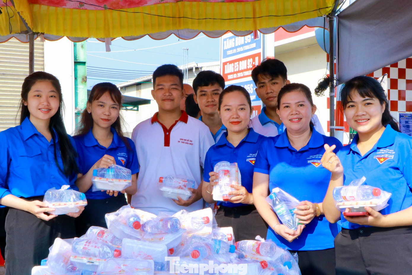Tại chương trình, ban tổ chức đã trao tặng nhiều phần quà bao gồm các nhu yếu phẩm cần thiết cho các anh, chị thanh niên công nhân có hoàn cảnh khó khăn, không có điều kiện về quê đón Tết.