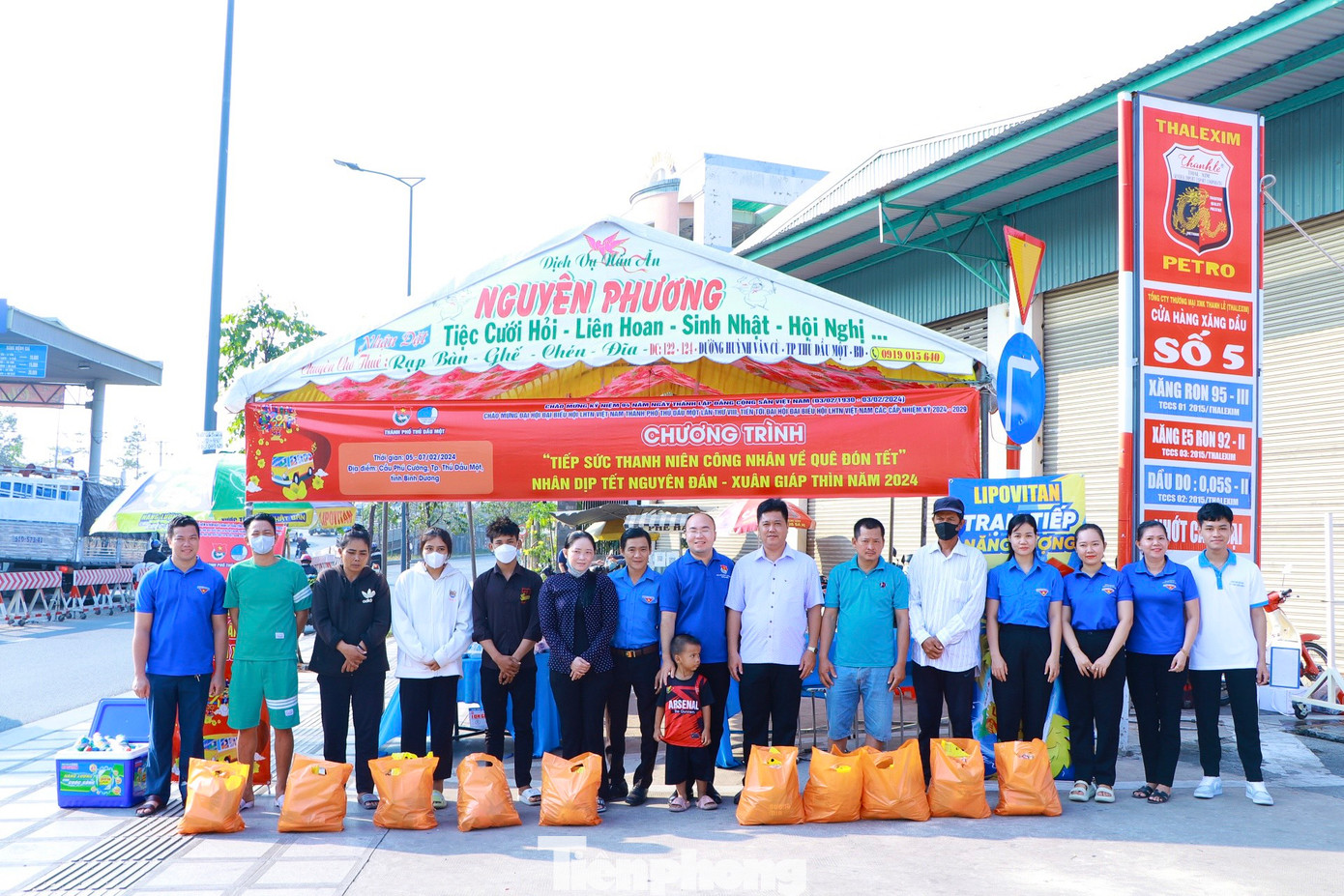 Ngày 6/2, tại chốt liên tỉnh cầu Phú Cường (thành phố Thủ Dầu Một, tỉnh Bình Dương) giáp ranh TPHCM, Thành Đoàn - Hội LHTN Việt Nam thành phố Thủ Dầu Một đã tổ chức lễ ra quân hỗ trợ thanh niên công nhân, người dân về quê đón Tết.