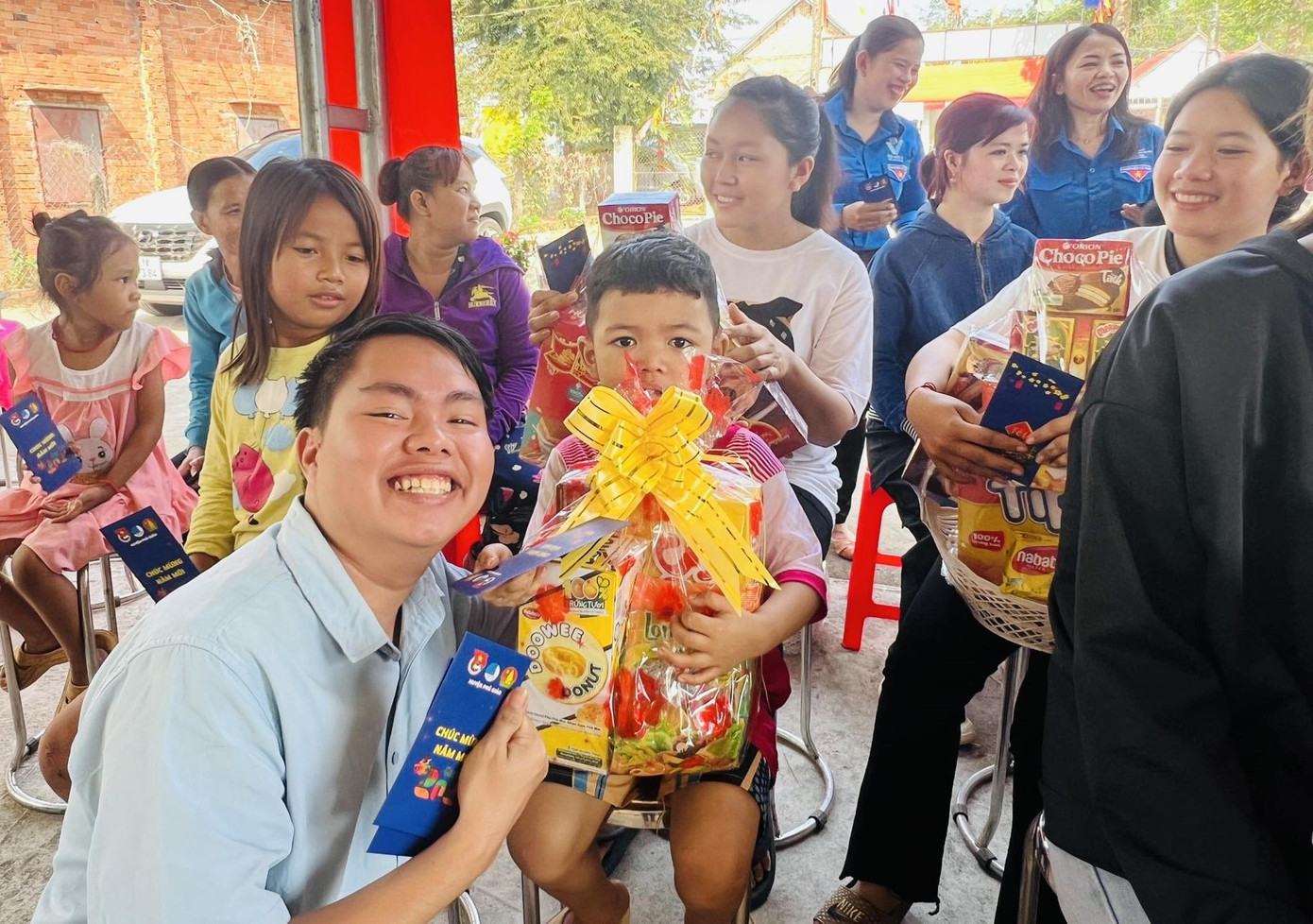 Thanh niên công nhân và trẻ em có hoàn cảnh khó khăn tham dự chương trình Mâm cơm ngày Tết.