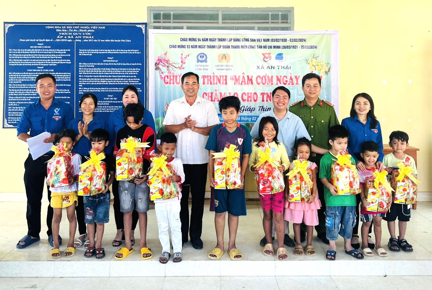 Tặng quà cho trẻ em có hoàn cảnh khó khăn trong chương trình Mâm cơm ngày Tết.