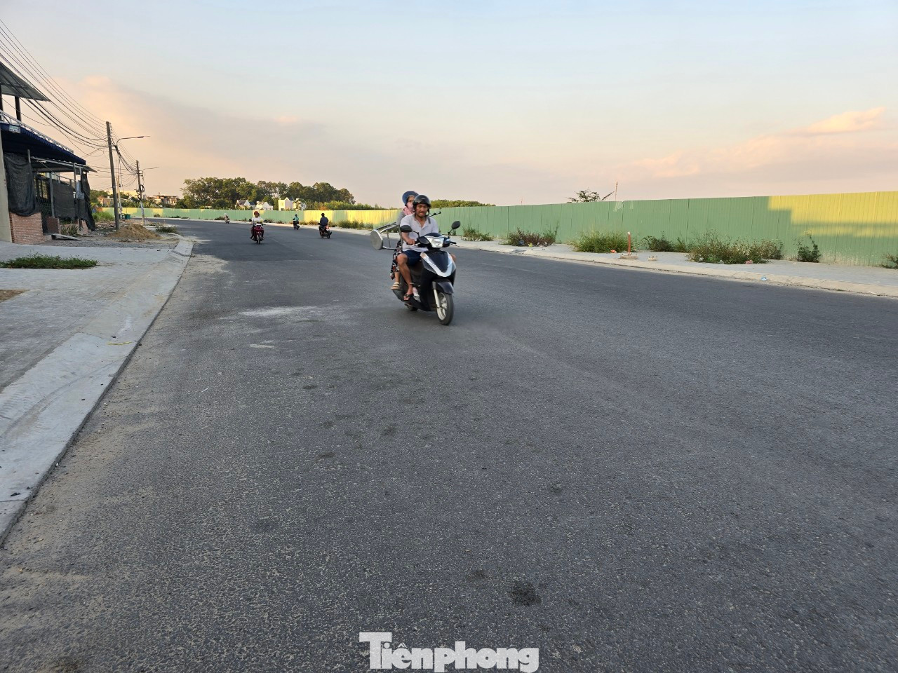 Trước đó Tiền Phong đã có bài phản ánh, sau gần 2 năm triển khai thi công, tuyến đường DX 022 với tổng vốn đầu tư hơn 700 tỷ đồng còn ngổn ngang do vướng một số trụ điện gây nguy hiểm và bức xúc cho người dân. Trong ảnh: Tuyến đường đã di dời trụ điện