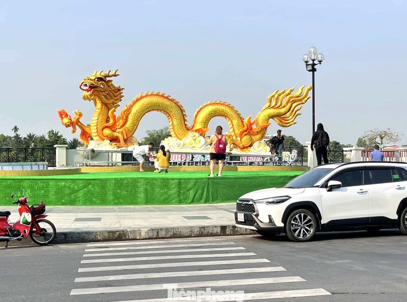 Rồng được đặt tại phố đi bộ Bạch Đằng, bờ sông Sài Gòn.