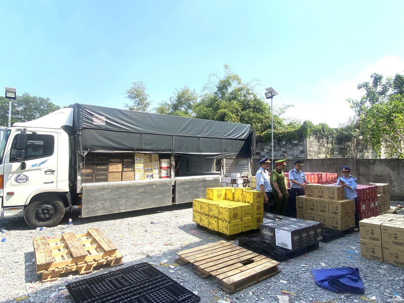 Rượu ngoại không rõ nguồn gốc chất đầy xe tải.