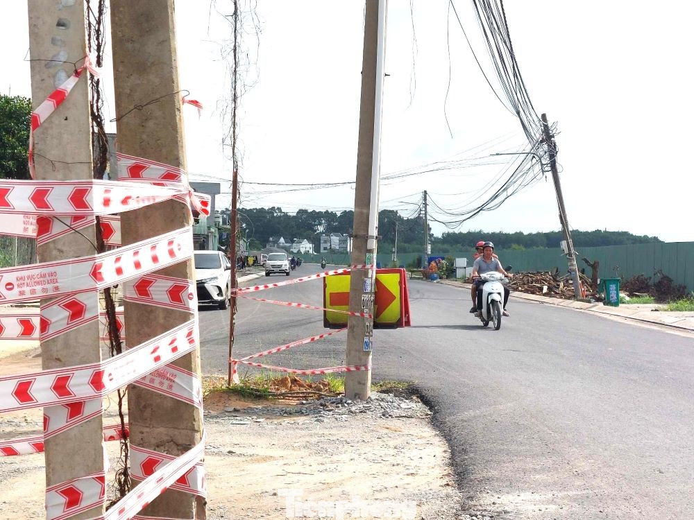 Sau gần 2 năm thi công, tuyến đường vẫn còn ngổn ngang do vướng nhiều trụ điện án ngữ giữa đường. Trong ảnh: Các trụ điện án ngữ giữa đường khi chưa di dời.