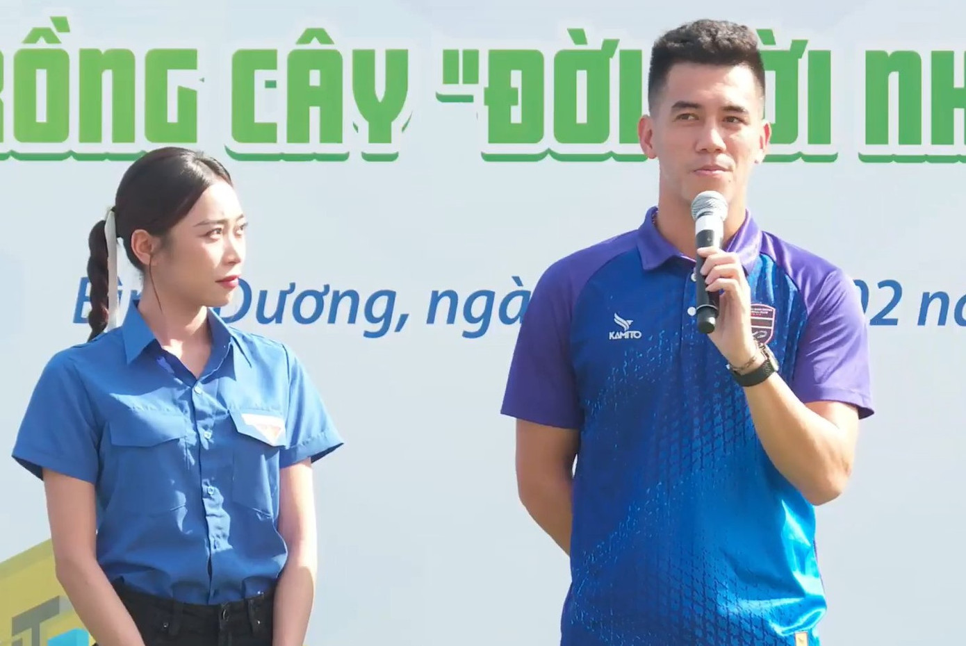 Cầu thủ Nguyễn Tiến Linh (bìa phải) và diễn viên Nguyên Thảo làm đại sứ tình nguyện năm 2024 tại Bình Dương. Cầu thủ Nguyễn Tiến Linh (bìa phải) và diễn viên Nguyên Thảo làm đại sứ tình nguyện năm 2024 tại Bình Dương.
