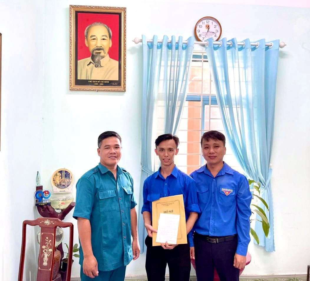 Trần Đặng Ngọc Huy (giữa) nộp đơn xin lên đường nhập ngũ