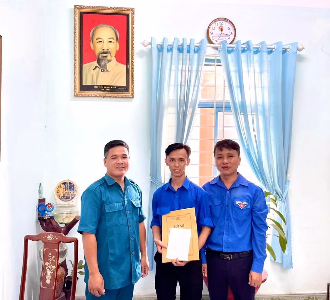 Trần Đặng Ngọc Huy (giữa) nộp đơn xin lên đường nhập ngũ