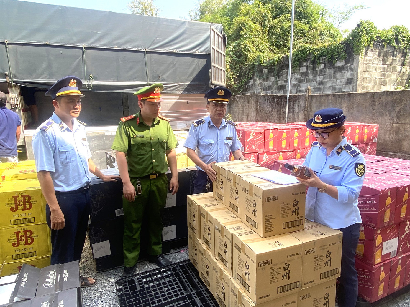 Lực lượng chức năng kiểm đếm số lượng rượu trên 3 xe tải.