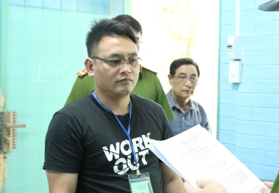 Nguyễn Đức Trung (áo đen) bị bắt giam để điều tra về hành vi "Lừa đảo chiếm đoạt tài sản".