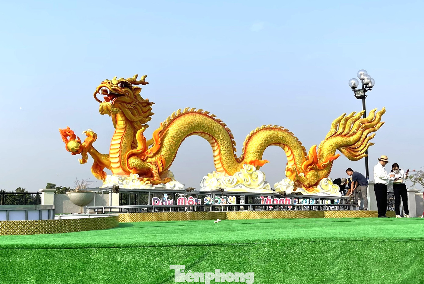 Ông Nguyễn Văn Thành (66 tuổi, ngụ phường Hiệp Thành, thành phố Thủ Dầu Một, tỉnh Bình Dương) cho biết, mỗi năm, địa phương đều có những linh vật song rồng vàng năm nay, gây sức hút đối với ông nhất. “Linh vật rồng năm nay của Bình Dương rất ấn tượng, tôi rất thích” – ông Thành nói.