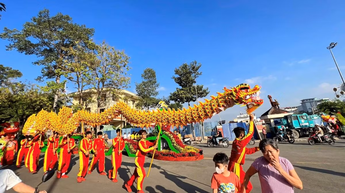 Có hơn 40 đoàn lân, sư, rồng và hàng chục nghìn người dân “hộ tống” linh vật năm 2024.