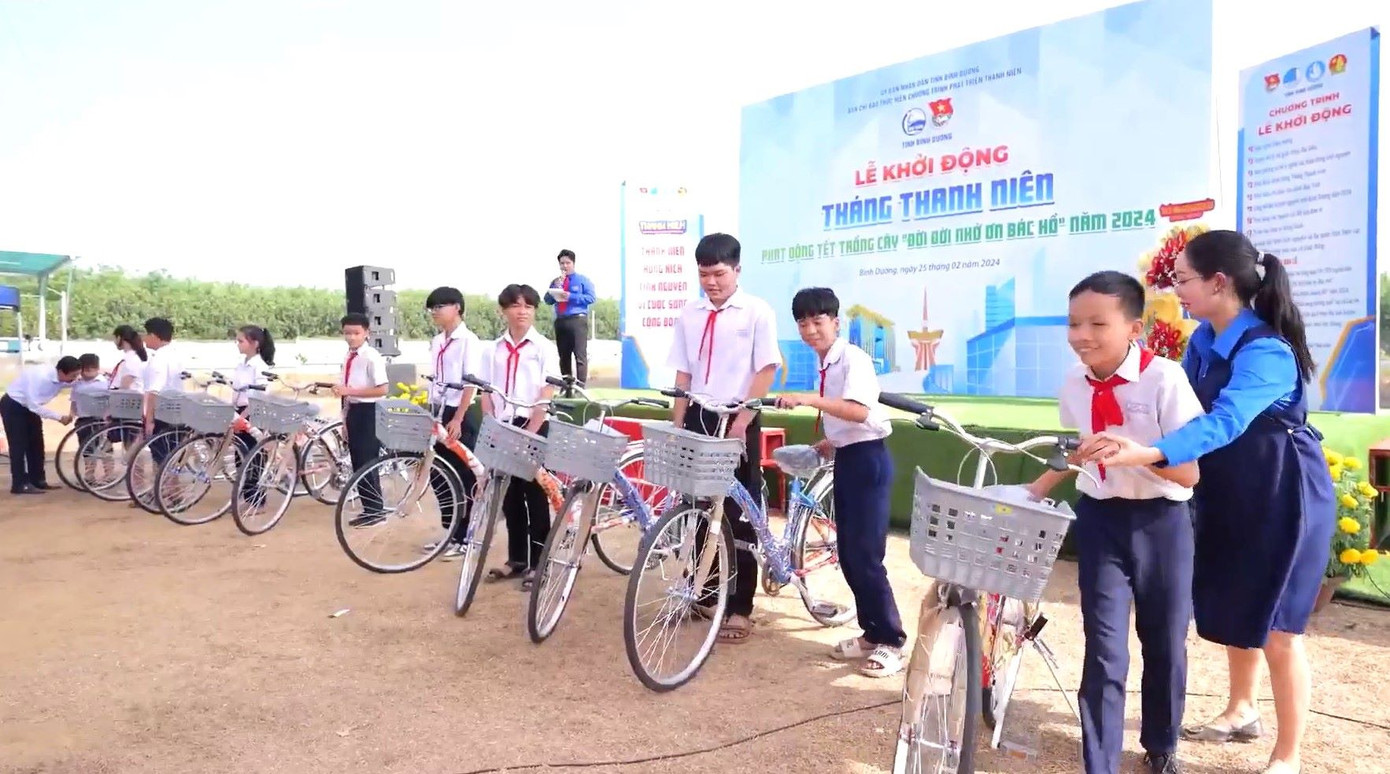 Tặng xe đạp cho học sinh có hoàn cảnh khó khăn. Tặng xe đạp cho học sinh có hoàn cảnh khó khăn.