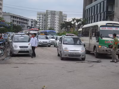 Đủ hãng taxi “đại náo” gần bến xe Mỹ Đình