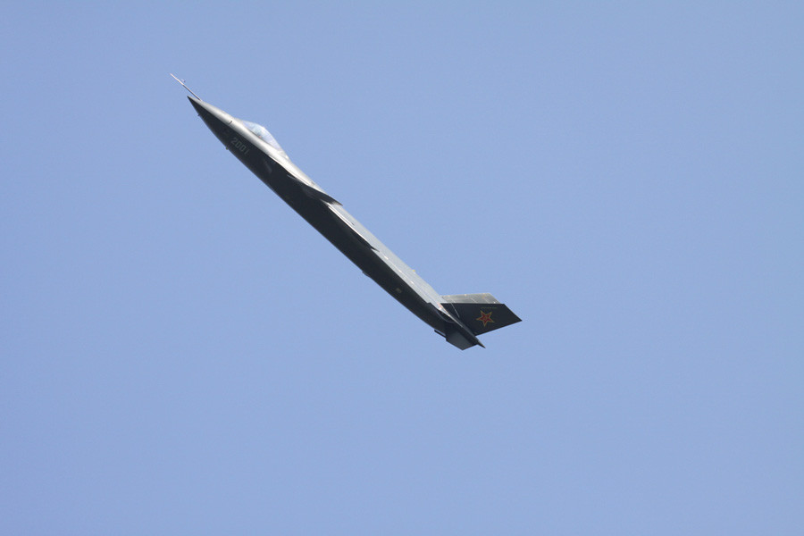 J-20 bắt đầu vút bay lên không trung. Ảnh: Xinhua