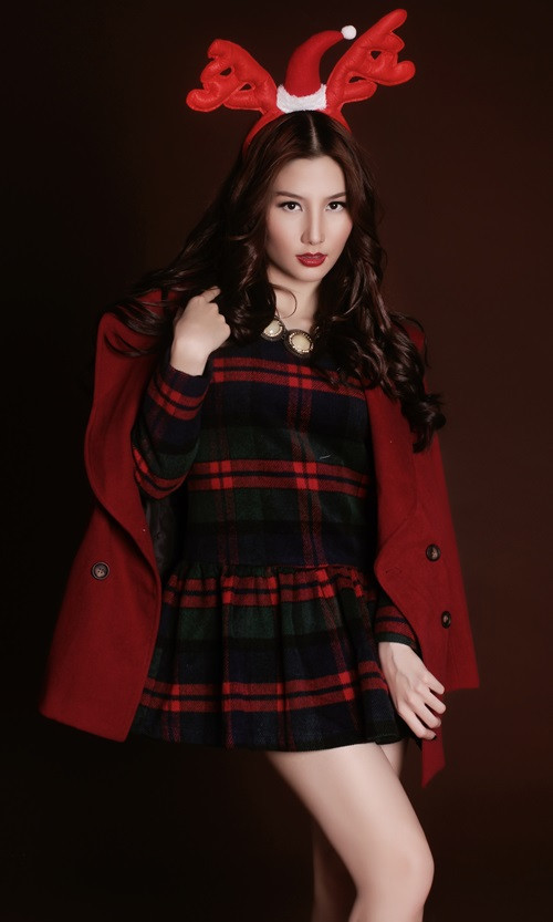 Diễm My chọn thêm chiếc bờm tóc sừng tuần lộc để thêm phần vui tươi, sinh động.