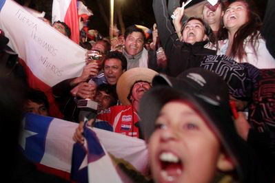 Người dân Chile vỡ òa trong niềm vui hạnh phúc khi xem truyền hình và biết tin thợ mỏ Florencio Avalos, 31 tuổi, bắt đầu lên mặt đất qua khoang cứu hộ