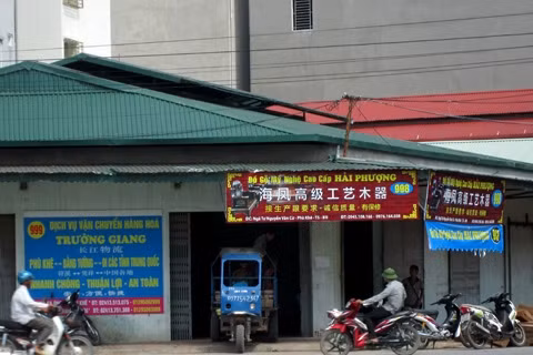 Nhiều biển quảng cáo với chữ Trung Quốc lớn hơn hẳn chữ tiếng Việt