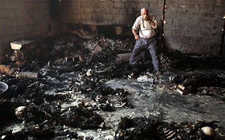 Hố chôn 50 nạn nhân bị đốt cháy ở thủ đô Tripoli, Libya. Ảnh: Reuters.. Hố chôn 50 nạn nhân bị đốt cháy ở thủ đô Tripoli, Libya. Ảnh: Reuters.