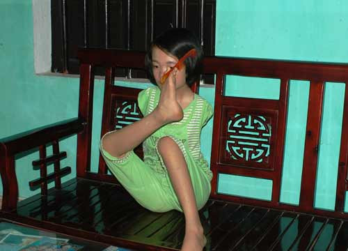 Đôi chân của Thắm còn có thể chải tóc..